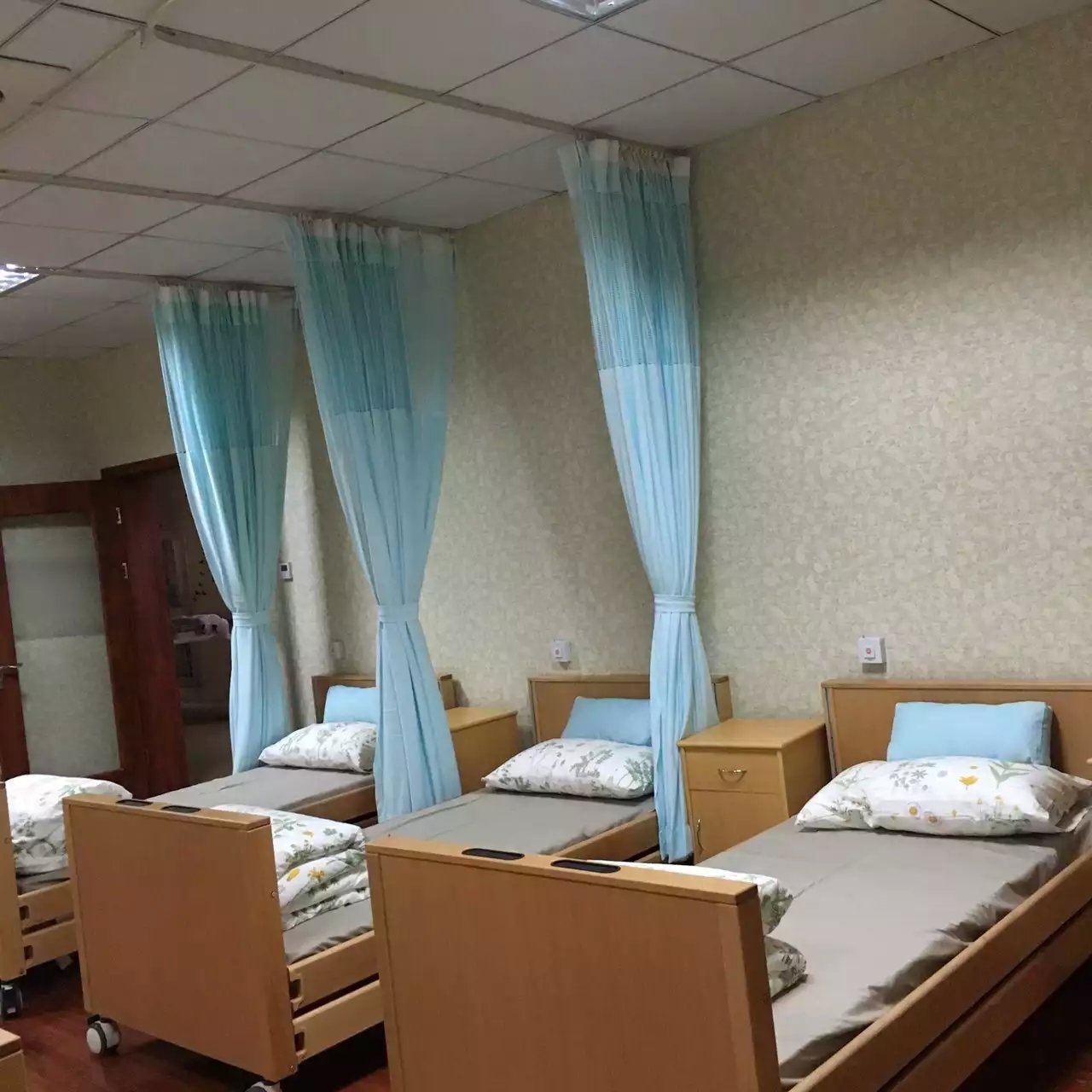 【福建】根據(jù)實(shí)際情況訂做隔簾軌道和病房隔簾布