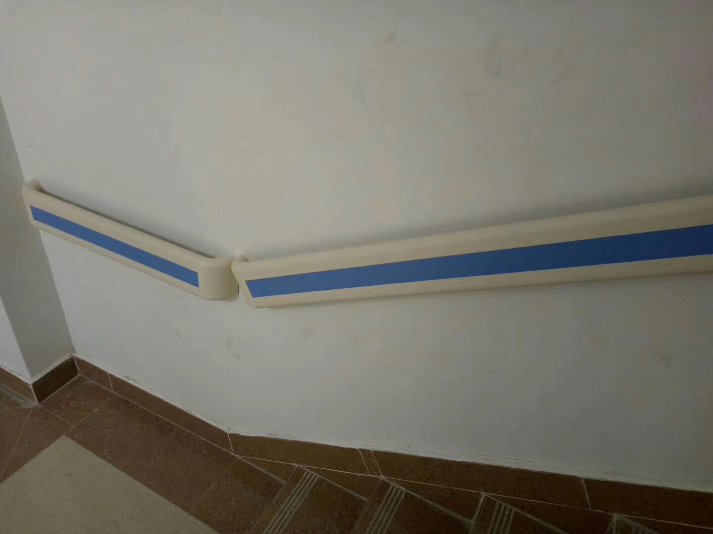 【山西】臨汾市浮山縣人民醫(yī)院安裝了幾百米的PVC扶手