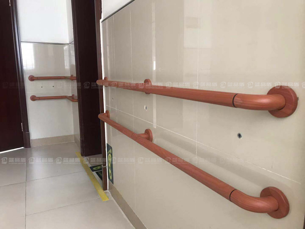 廣州老人院里的紅木紋色走廊扶手后續(xù)安裝效果圖來嘞！