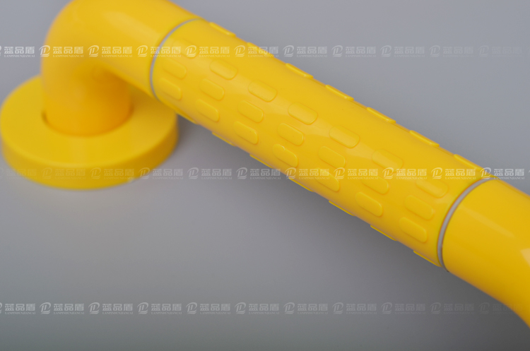 藍(lán)品盾工廠的師傅們?yōu)樵颇侠ッ鞯搫裰覑坩t(yī)院里的無(wú)障礙扶手加班趕貨