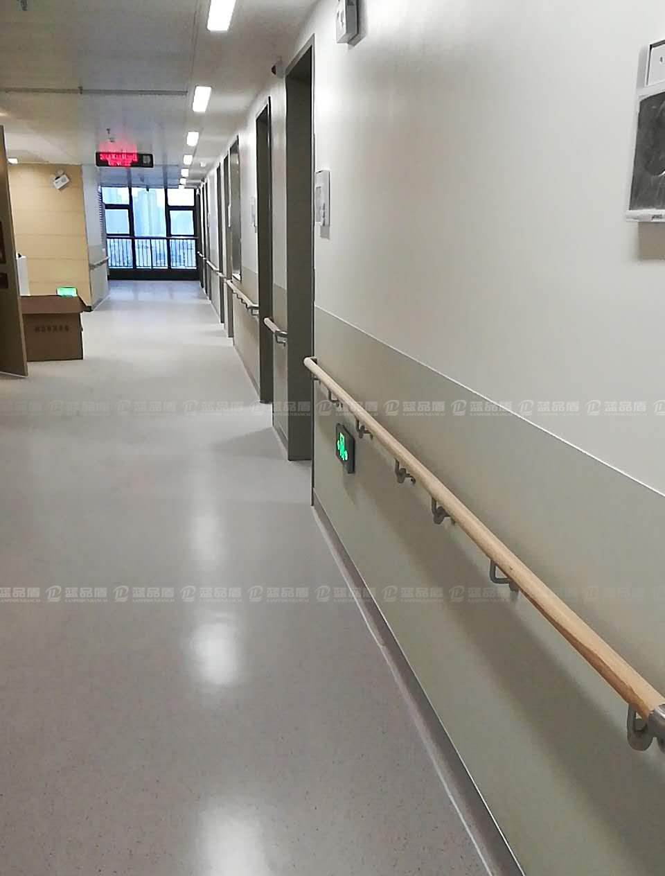 柳州市譚中路人民醫(yī)院防撞扶手、衛(wèi)生間扶手現(xiàn)場圖