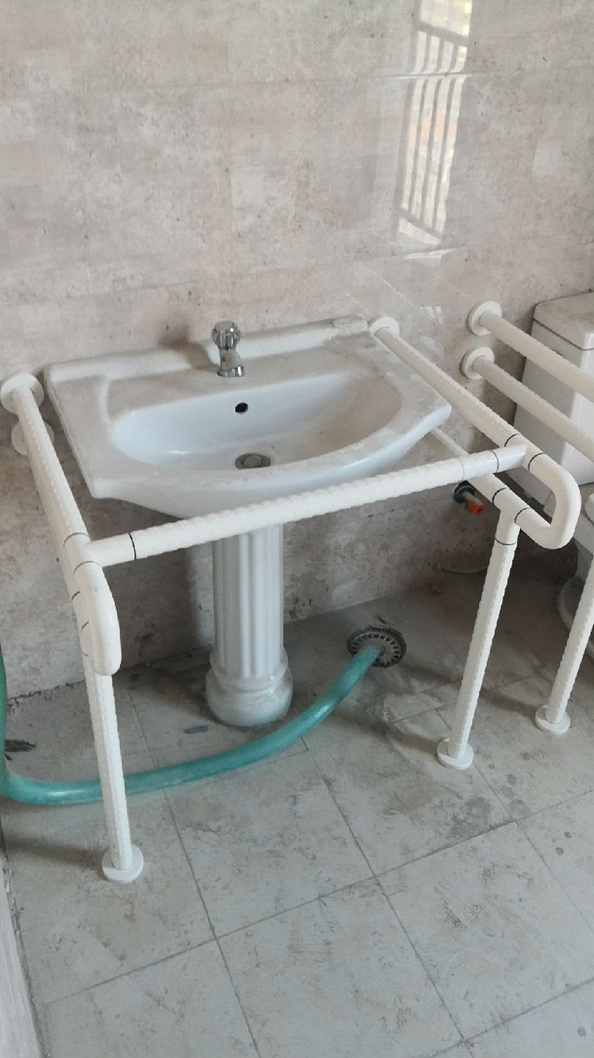 山東濰坊市虞河壹號商務(wù)大廈衛(wèi)生間里安裝的什么樣的扶手呢？