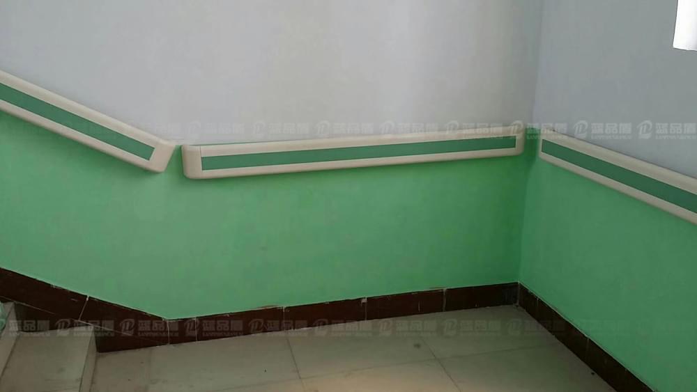 小小衛(wèi)生院也要人性化-河南禹州小呂鄉(xiāng)衛(wèi)生院防撞扶手的安裝