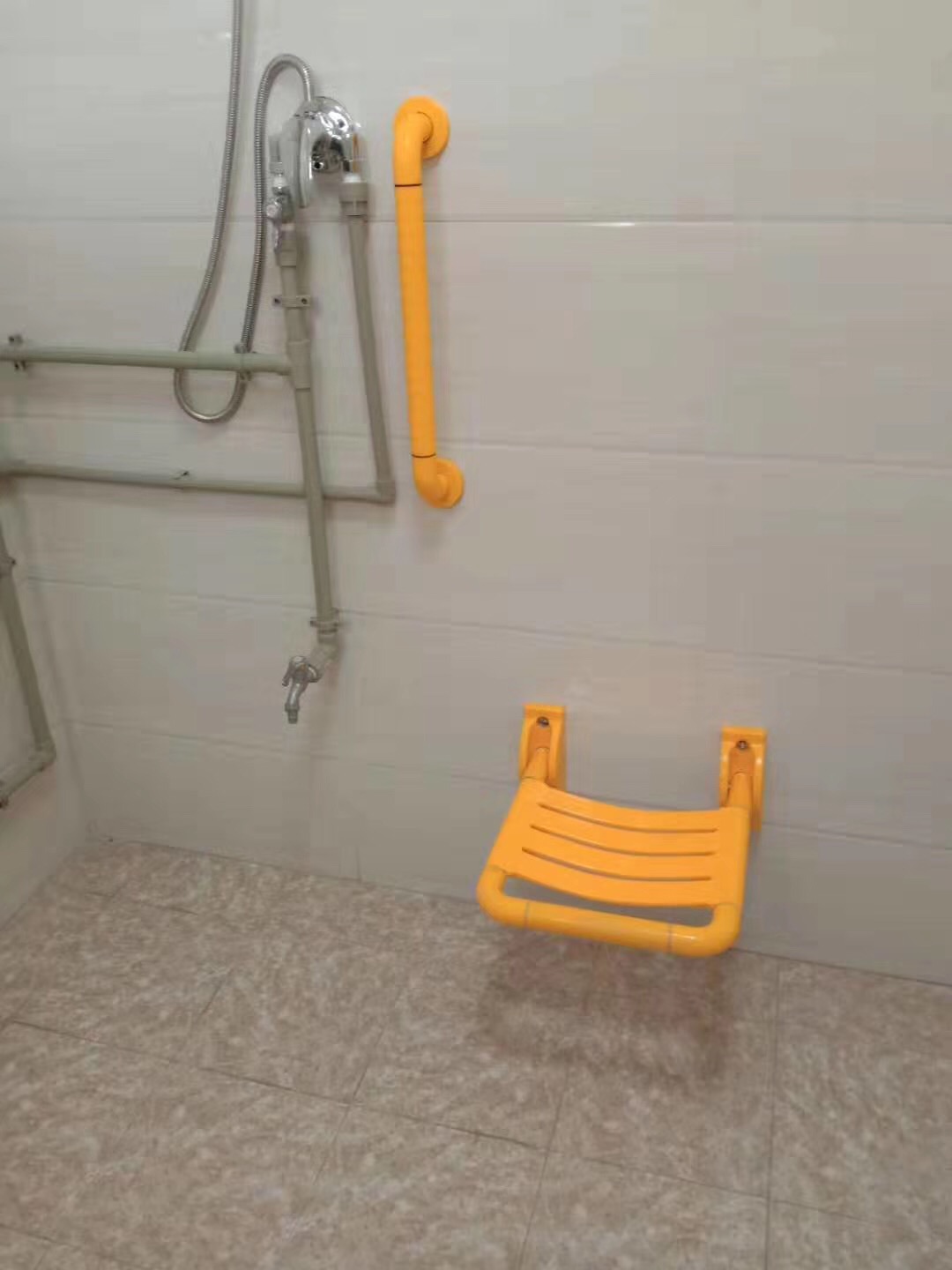 【廣西】欽州楓葉紅養(yǎng)老服務(wù)中心里擁有完善的無障礙扶手產(chǎn)品