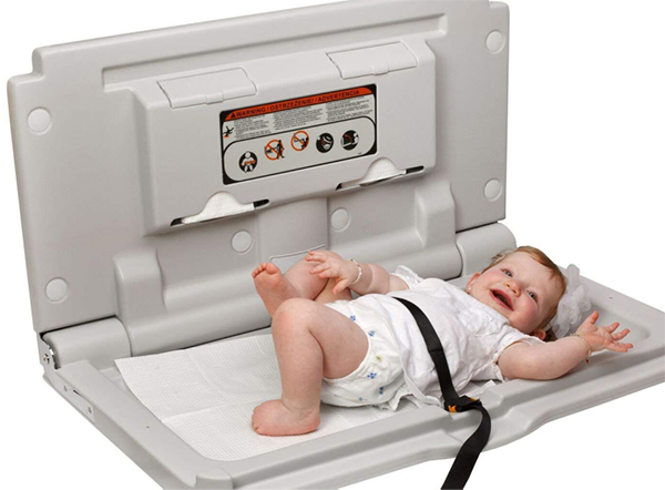  第三衛(wèi)生間內(nèi)不僅有便于障礙人士使用的扶手外還在里面設(shè)置了第三衛(wèi)生間嬰兒護理臺方便寶媽給孩子換尿不濕時十分輕松便利，而且衛(wèi)生間里面時常保持著干凈安全，寶媽輕松護理讓寶寶舒適的平躺在里面為大家提供了許多便利。