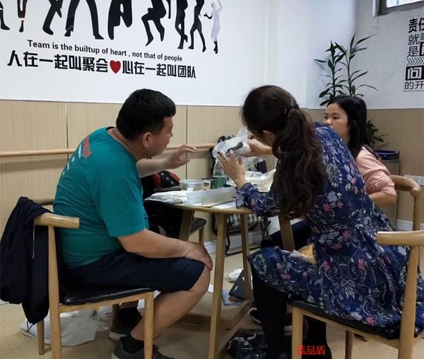 哈薩克斯坦客戶來了解【藍(lán)品盾】的醫(yī)院走廊無障礙扶手