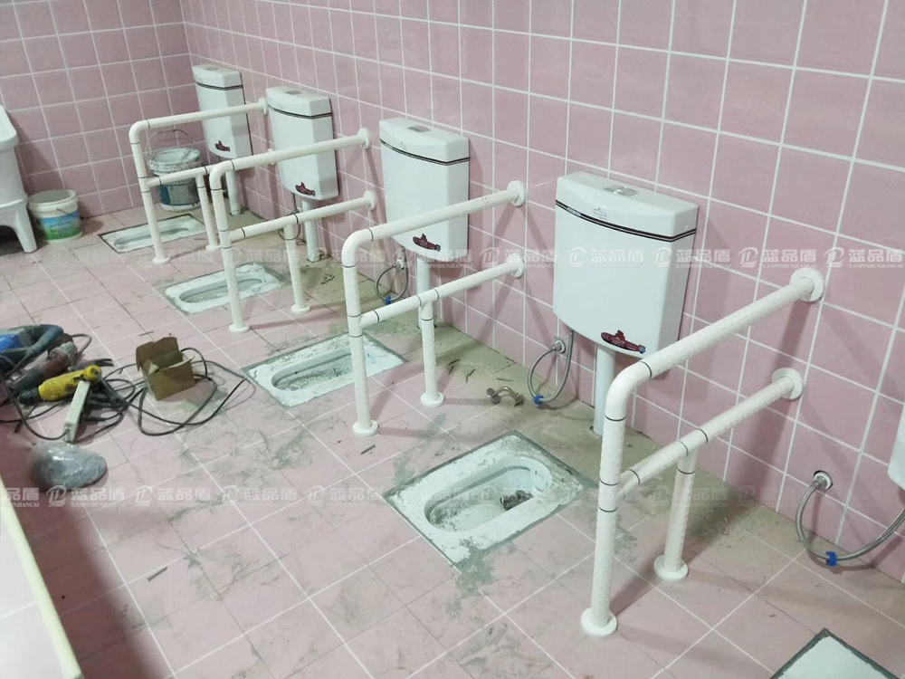 幼兒園定制的衛(wèi)生間蹲坑扶手，萌萌噠。。很可愛